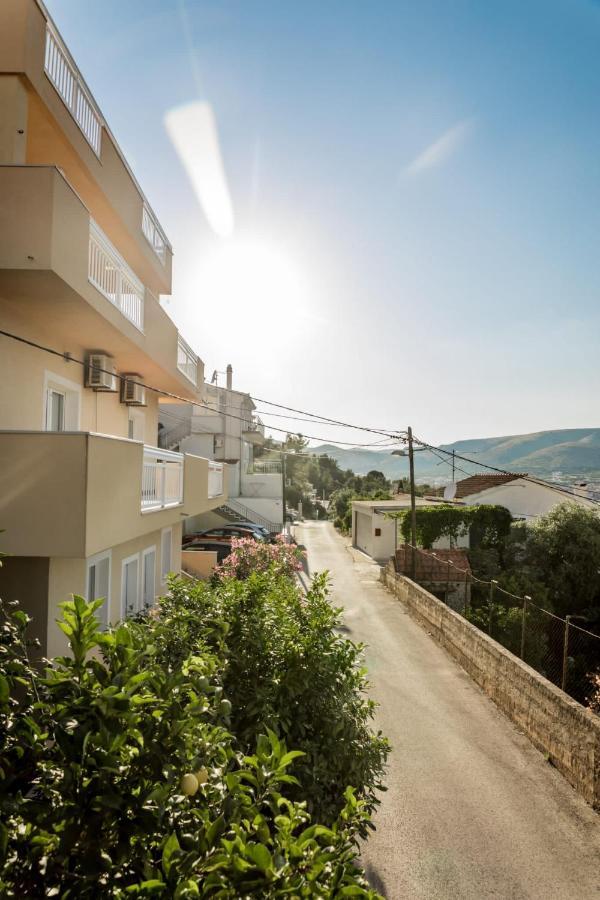 Apartment With Terrace And Sea View - Lucic Trogir Luaran gambar
