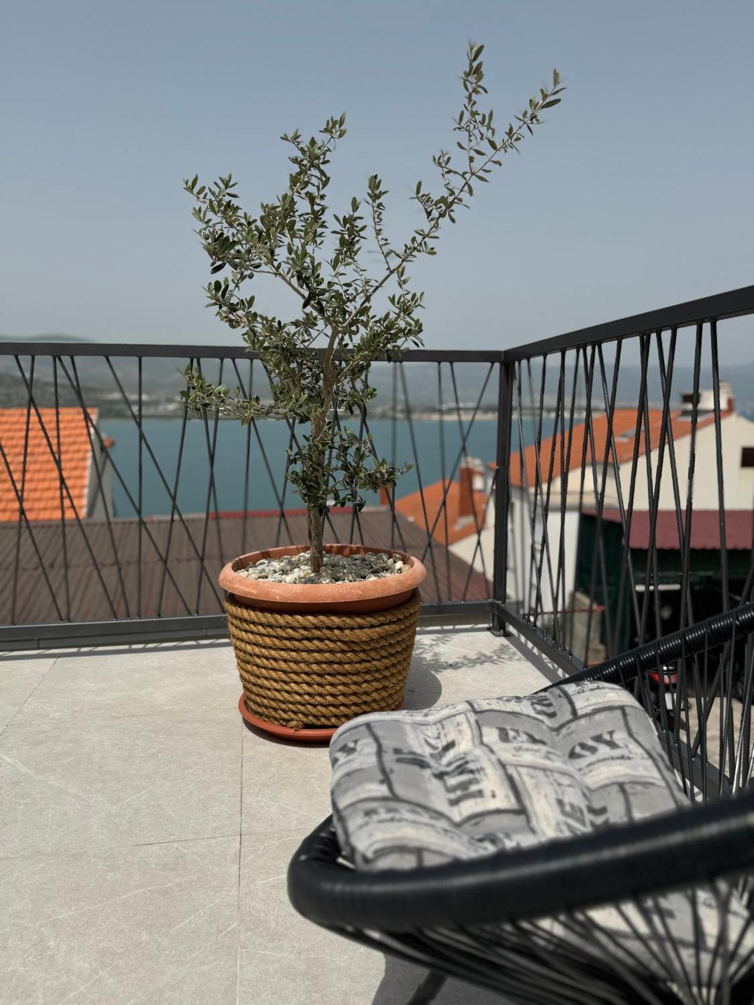 Apartment With Terrace And Sea View - Lucic Trogir Luaran gambar